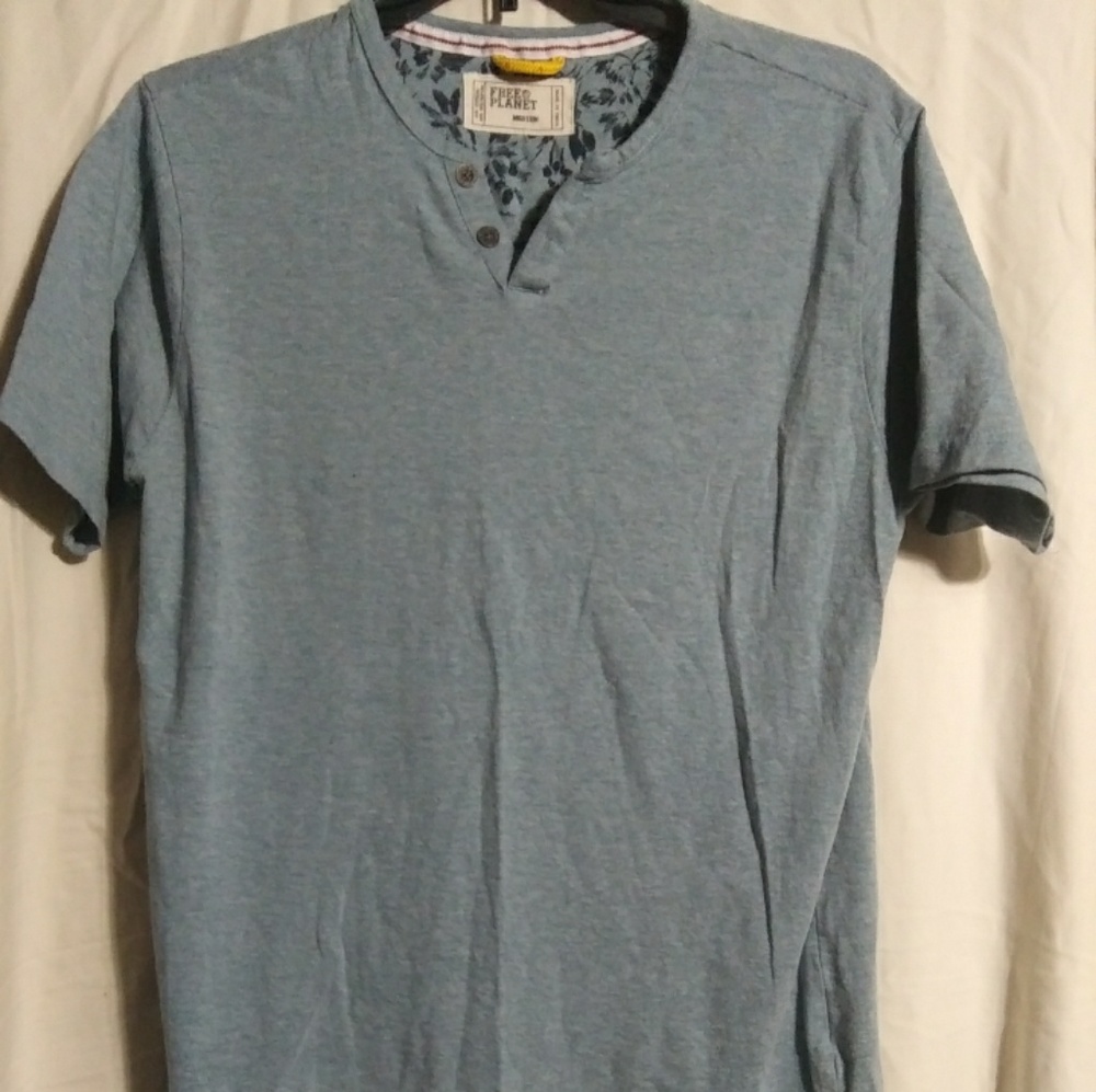 Medium free planet t shirt